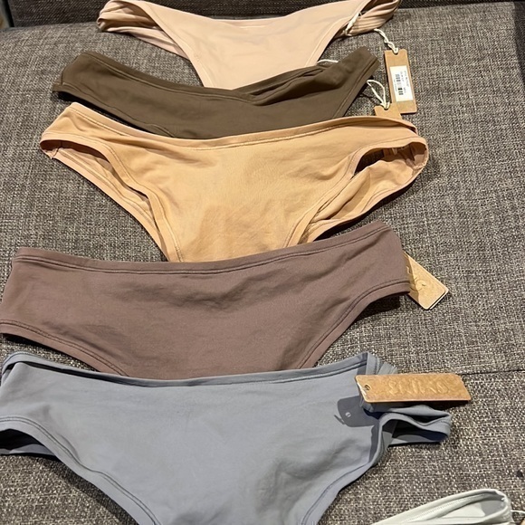 Skims Fits Everybody  Thong - Picture 3 of 16